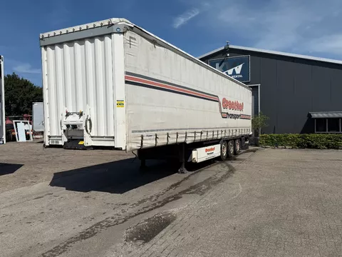 Krone 3 assen, schade aan achterbumper en deur